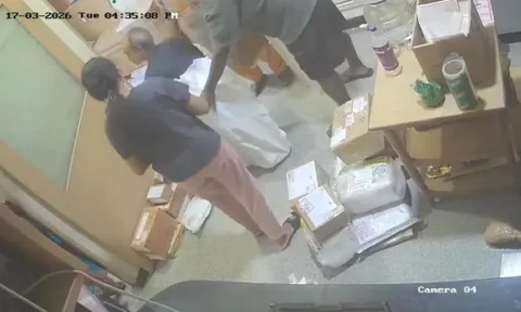 Mở kiện hàng lạ, nhân viên bưu điện hoảng loạn khi thấy người đàn ông bên trong