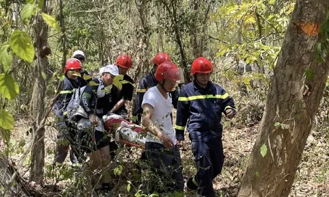 Những hình ảnh hiếm có: Cảnh sát băng rừng cứu du khách gặp nạn trên núi Dinh