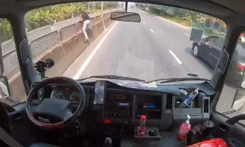 Tài xế lao khỏi cabin cứu bé 2 tuổi đi một mình giữa quốc lộ: Gia đình cháu bé nói gì?