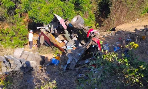 Xe khách chở thợ lặn gặp nạn thảm khốc trên đường về nhà: 4 người chết tại chỗ, nhiều người bị thương