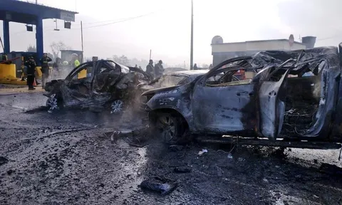 Xe đầu kéo chở sửa tông loạt phương tiện tại trạm thu phí, 26 người thương vong, có cả trẻ em