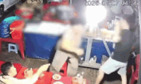 Người phụ nữ lớn tuổi bị hành hung ở quán ăn: "Tôi đáng tuổi cha mẹ cậu mà vẫn bị chửi, phun nước bọt và đánh"