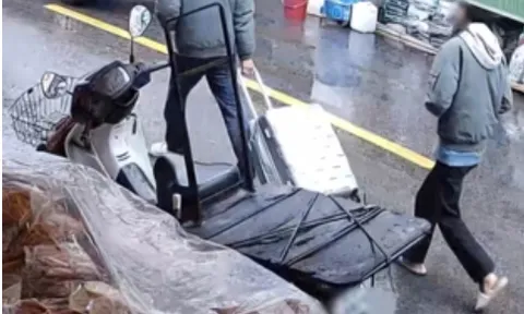 Vụ thi thể trong vali: Hình ảnh camera ghi lại cảnh người đàn ông kéo vali trên đường, bên trong chứa xác mẹ vợ