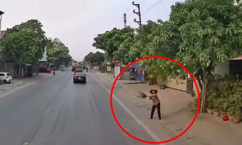 Hành động bất ngờ của người phụ nữ cầm chổi giúp cô gái bị tai nạn giao thông thoát chết