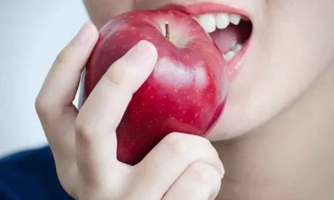 Một bộ phận của quả táo chứa chất cực độc, nhiều người không biết vẫn vô tư ăn
