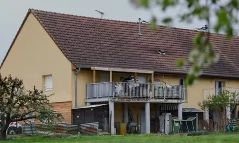 Hé lộ cuộc sống địa ngục của bé trai 9 tuổi bị cha nhốt trong xe bán tải từ 2024: Không quần áo, không tắm rửa, nằm giữa rác và chất thải động vật