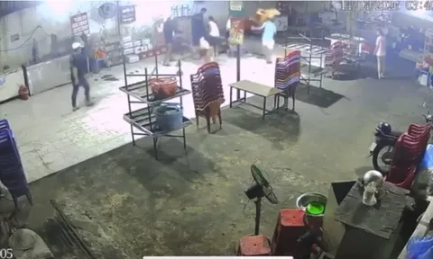 Đang ăn khuya, nam thanh niên bị nhóm người lạ đánh tới tấp: Nhân chứng tiết lộ chi tiết đáng chú  ý