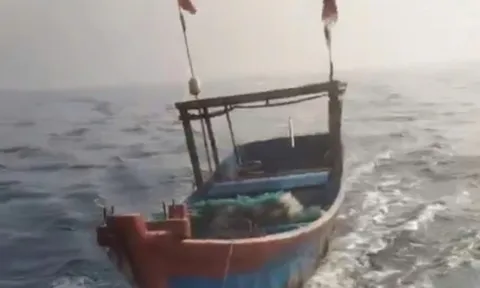 24 giờ trôi dạt trên biển: Người đàn ông 68 tuổi được tìm thấy trên ghe, cảnh tượng bên trong khiến ai cũng nghẹn lòng