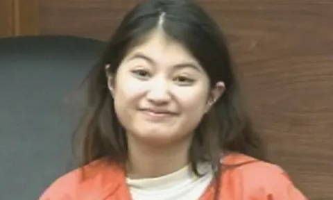 Bí ẩn nụ cười của cô gái 18 tuổi sát hại mẹ bằng 79 nhát dao khiến cả thế giới rùng mình