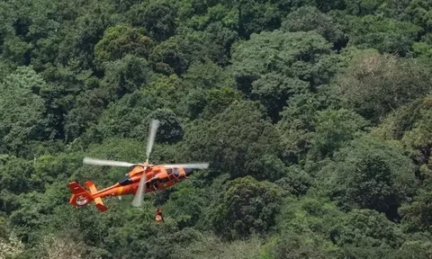 Một chiếc trực thăng biến mất giữa rừng rậm Indonesia, 8 người thiệt mạng