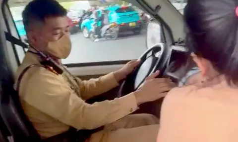 Khoảnh khắc CSGT Hà Nội cứu cháu bé co giật trên đường Giải Phóng