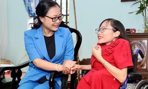 Vinh danh cô giáo “xương thủy tinh” với lớp học “3 không”