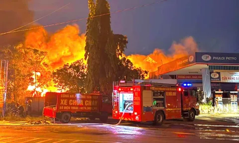 Lửa bao trùm nhà xưởng gần cây xăng ở Tân Hiệp, người dân hoảng hốt