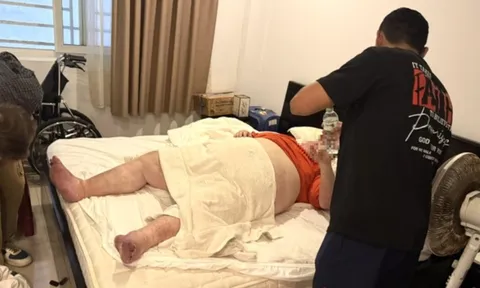 3 giờ "nghẹt thở" đưa người đàn ông ngoại quốc ra khỏi phòng vệ sinh ở Đà Nẵng