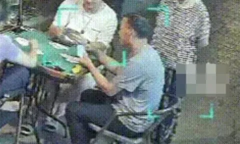 Dàn lạnh chục cân rơi nát nền bê tông, cụ bà thoát nạn trong gang tấc, chỉ chậm 1s thảm họa đã xảy ra