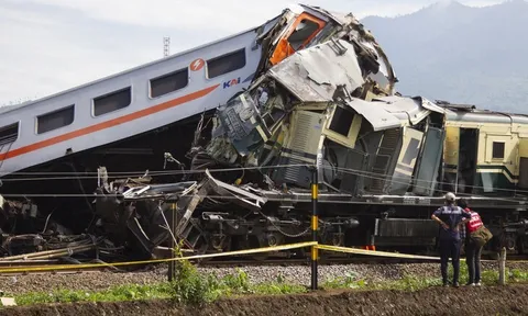 Hiện trường toa tàu “bẹp dúm” sau thảm họa đường sắt Indonesia: Nạn nhân la liệt, nhiều người mắc kẹt chưa được giải cứu