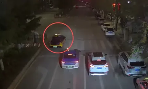 Tài xế quyết phạm luật, vượt 5 đèn đỏ giành lại sự sống cho cháu bé nguy kịch