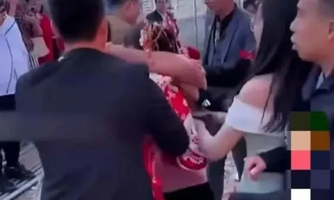 Đám cưới náo loạn vì hai người lạ đòi tiền, dọa mang xui xẻo cho cô dâu chú rể