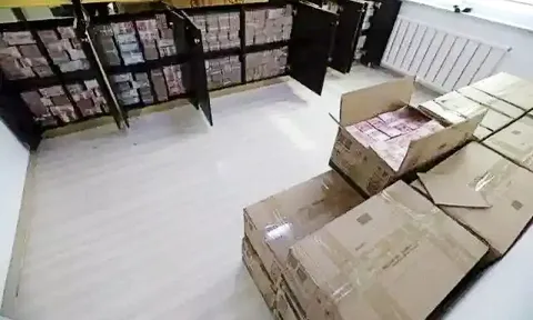 Cận cảnh căn hộ chất đầy tiền của CEO công ty mỹ phẩm Trung Quốc: 3 máy đếm tiền bị hư hỏng, công an tịch thu hơn 770 tỷ đồng tiền mặt