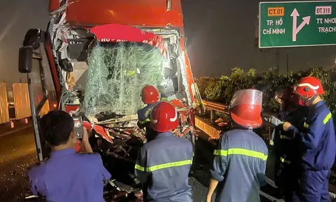 Khoảnh khắc giải cứu nạn nhân trong vụ khách chở 21 người gặp nạn khi đang di chuyển trên cao tốc ở Đồng Nai