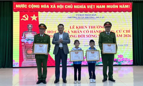 Hai học sinh lớp 1 nhặt được ví tiền, trả lại người đánh rơi