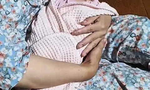 Phát hiện bé gái sơ sinh bị bỏ rơi kèm lời nhắn viết vội, đọc vừa thương vừa trách