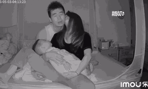 Camera phòng ngủ bắt trọn khoảnh khắc chồng "bế" vợ con ngủ, netizen xuýt xoa: “Hạnh phúc chỉ cần thế này thôi”