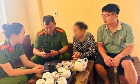 Đưa người phụ nữ SN 1962 ở Hà Tĩnh đi ngân hàng, tài xế taxi chở thẳng vào trụ sở công an sau khi nghe cuộc gọi lạ