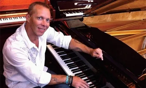 Cú ngã xuống bể bơi khiến người đàn ông không biết nhạc bỗng trở thành thiên tài piano