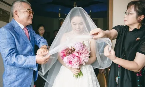 Vào ngày tái hôn được mẹ chồng cũ mang đến 1 món quà, thứ bên trong khiến tôi và chồng mới khó xử vô cùng