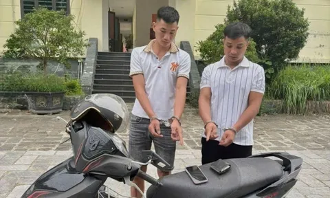 Bắt 2 gã trai "làm điều có lỗi" với cô gái trẻ giữa đêm