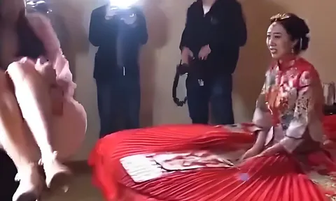 Chú rể bế thốc phù dâu làm điều nhạy cảm ngay trước mặt vợ, nhìn biểu cảm cô dâu ai cũng nghẹn lòng