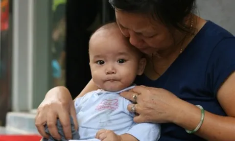 Đón cháu về quê nghỉ hè, ông bà bất lực nhìn khoản tiền phòng thân "đội nón ra đi"