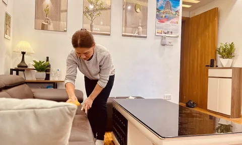 Đêm thứ 2 thuê giúp việc trước ngày sinh, tôi chết lặng nhìn qua khe cửa phòng cô ấy