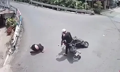 Clip vô cảm sau va chạm giao thông: Nam thanh niên vẫn ung dung nghe điện thoại mặc người bị ngã đang đau đớn