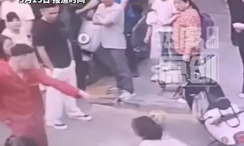 Ngỡ ngàng lý do gã đàn ông 36 tuổi lao vào hành hung dã man, vác thiếu nữ lên vai giữa đường phố