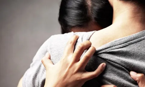 Phát hiện chồng ngoại tình, tôi chuẩn bị “vạch mặt” thì mẹ chồng nói một câu khiến tôi sững lại