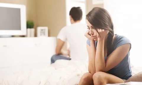 Kiểm tra điện thoại vợ thấy tin nhắn với nam đồng nghiệp lúc nửa đêm, tôi lao đi “đánh ghen” rồi xấu hổ quay về