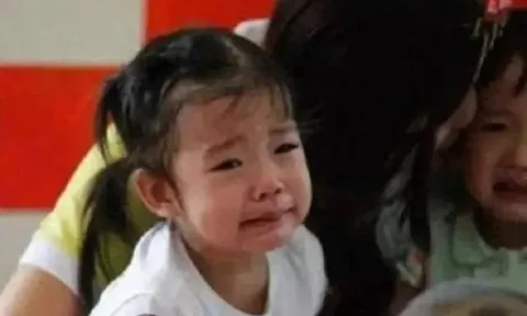 Đi học về con 3 tuổi không dám đi vệ sinh, mẹ bật khóc khi phát hiện sự thật