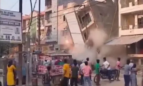 Ngôi nhà 4 tầng bất ngờ đổ sập, người dân sợ hãi bỏ chạy: Hiện trường ám ảnh