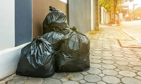 Bí ẩn túi quần áo cũ vứt xó biệt thự: Cảnh sát vào cuộc khẩn cấp khi thấy thứ bên trong