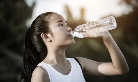 Tưởng là thói quen bình thường, kiểu uống nước này lại bị xếp vào nhóm gây hại sức khỏe