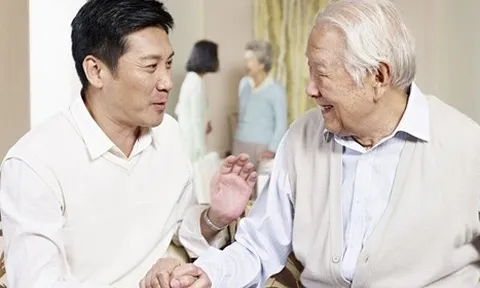 Bố vợ vừa lên chơi, con rể buột miệng: "Lại lên vay tiền à?", câu đáp của ông khiến chồng tôi tái mặt run bần bật