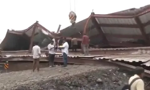 Vụ mái nhà bất ngờ đổ sập, 3 người thiệt mạng: Hiện trường đổ nát
