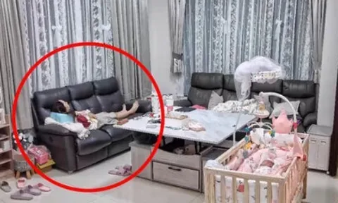 Camera ghi lại cảnh vô tâm của bảo mẫu: Mải lướt điện thoại, để mặc cặp sinh đôi quấy khóc
