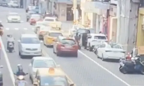 Clip: Tài xế mở cửa ô tô hất văng cô gái đi xe máy, khoảnh khắc suýt bị taxi cán khiến nhiều người thót tim
