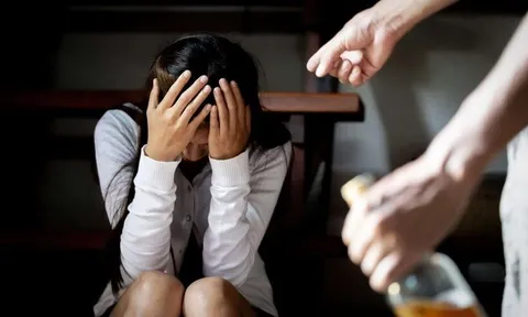 Không chấp nhận chia tay, gã đàn ông bóp cổ bạn gái cũ rồi lao ô tô vào cửa hàng tiện lợi phóng hỏa đốt 3 căn nhà