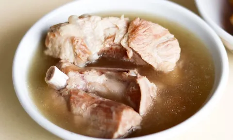 4 lỗi khi hầm xương khiến nước dùng đục, kém thơm: Nhiều người vẫn làm mỗi ngày