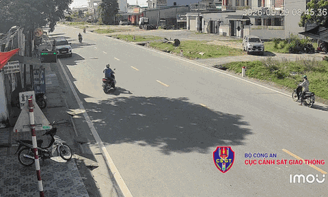 Bị che khuất tầm nhìn vẫn lao sang đường, người đi xe máy suýt trả giá đắt