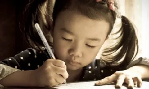 Bé gái lớp 2 vẽ bạn thân, vừa nhìn thấy, cô giáo vội gọi phụ huynh ngay sau giờ học